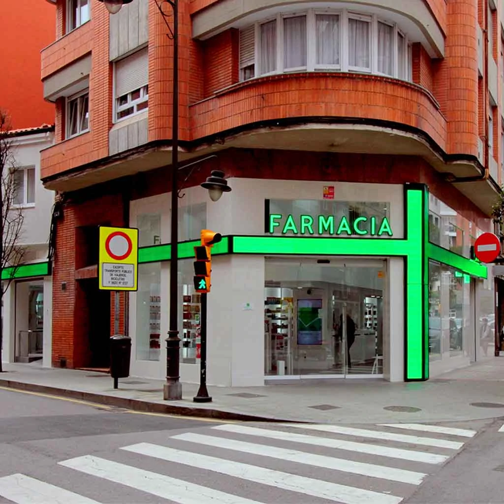 Daytime view of the Farmacia Vegas façade on Avenida Schulz