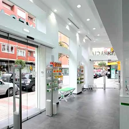 Side access to Farmacia Vegas from Manuel Llaneza street