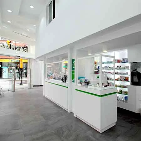Second interior counter at Farmacia Vegas, Gijón