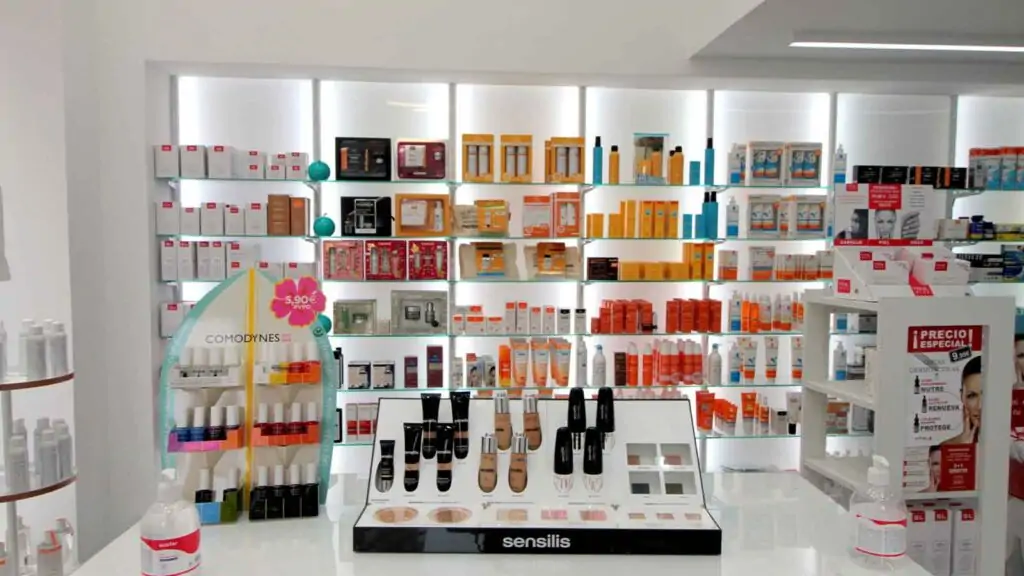 Sección de parafarmacia y dermofarmacia con marcas Caudalie, Sensilis y Avène